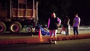 Motociclista muere al estrellarse contra un vehículo estacionado, en Navolato