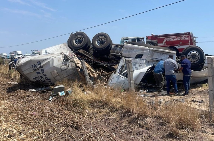 Conductor de tr&aacute;iler queda lesionado en volcadura en Costa Rica