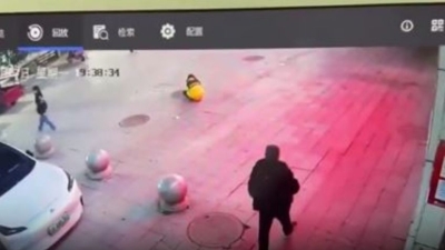 Niña arroja un cuete a una alcantarilla y la violenta explosión la lanza por los aires en China
