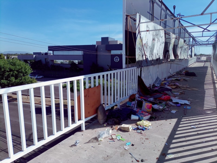 La SSyTM desalojó y canalizó a mujer que vivía en situación de calle sobre un puente en la colonia Bugambilias