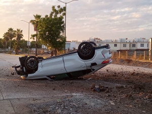 Pareja choca camioneta de lujo contra palmera y se vuelca en pleno camell&oacute;n en el fraccionamiento Monterreal