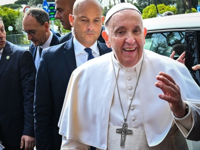 Papa Francisco es dado de alta en el hospital tras bronquitis, “Aún estoy vivo”, dice