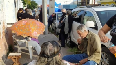 Largas filas de adultos mayores en espera de la vacuna contra el Covid, en Mazatl&aacute;n