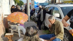 Largas filas de adultos mayores en espera de la vacuna contra el Covid, en Mazatl&aacute;n