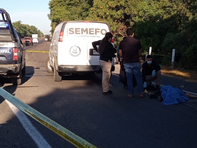 Dejan a un hombre vestido de policía asesinado en La Curva de San Pedro, Navolato