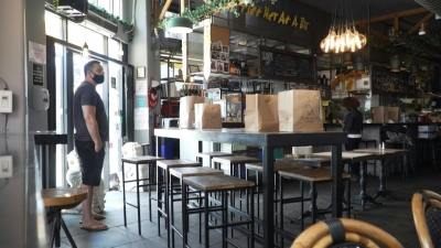 Ordenan nuevo cierre de restaurantes, bares y cines en California