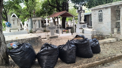 Embellecen los panteones para el fin de semana de D&iacute;a de Muertos