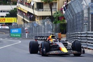 Desastroso GP de M&oacute;naco para &lsquo;Checo&rsquo; P&eacute;rez: Verstappen gana &lsquo;tranquilo&rsquo; pese a la lluvia