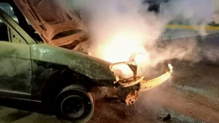 Grupo armado irrumpe a tiros e incendia gasolinería en Michoacán