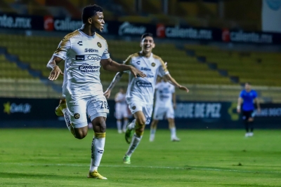 Dorados se afianza en el liderato con goleada a Rayados