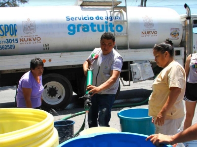 Reparten m&aacute;s de 266 millones de agua en Nuevo Le&oacute;n con pipas