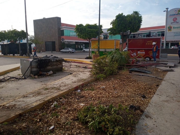 Cinco heridos en brutal choque en el Desarrollo Urbano Tres Ríos, de Culiacán