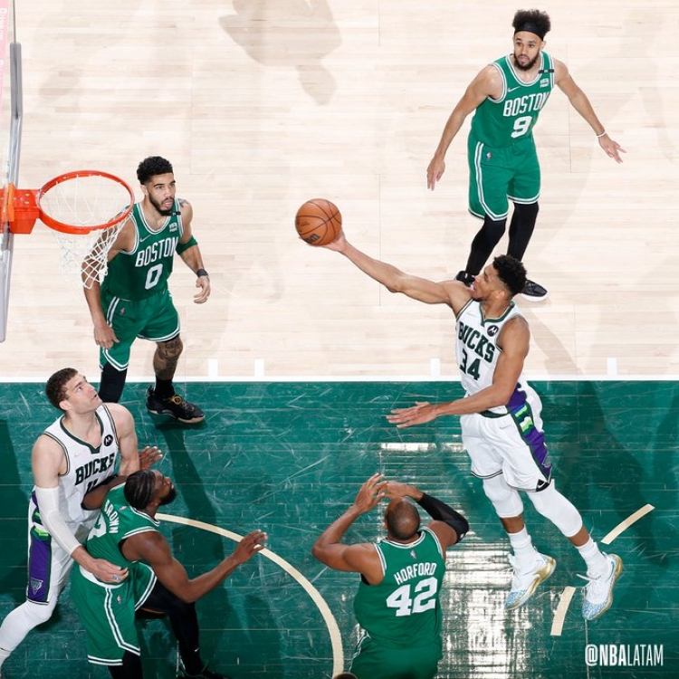 Antetokounmpo lideró victoria de Milwaukee ante Boston