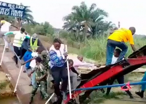 Colapsa puente reci&eacute;n inaugurado en Rep&uacute;blica Democr&aacute;tica del Congo; no dej&oacute; heridos de gravedad