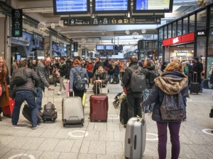 Detienen a dos personas tras amenazar con explotar estaci&oacute;n de tren de Par&iacute;s