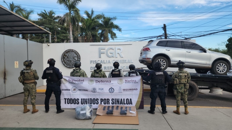 En recorrido de prevención y seguridad, el Grupo Interinstitucional asegura en Culiacán vehículo blindado con cargadores y equipo táctico