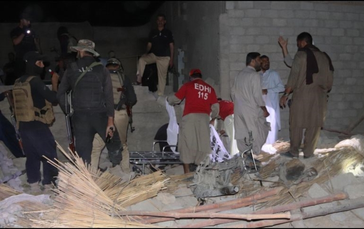 Atentado terrorista en complejo policial en Pakist&aacute;n deja 21 muertos y 80 heridos