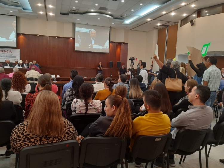 Entre gritos transcurre comparecencia de  secretario de Finanzas y director de Issstesin