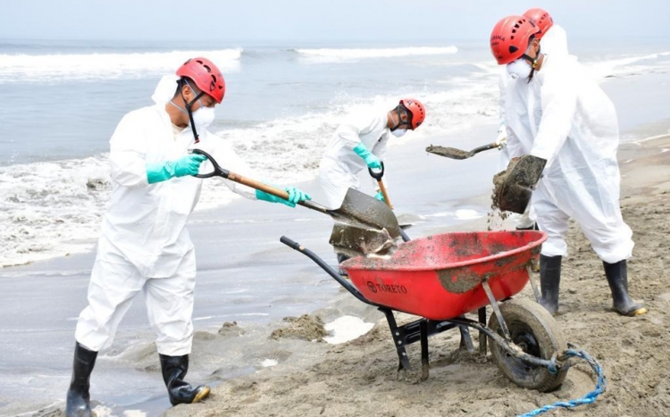 Reportan nuevo derrame en ducto de refinería de Repsol en la costa de Perú