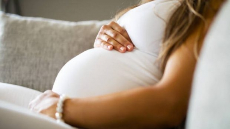 Reportan primer contagio de madre a hijo durante embarazo por COVID-19