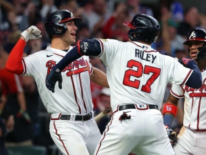 Bravos de Atlanta remonta e iguala serie ante Filis en Juego 2