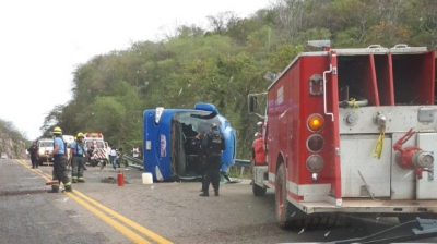 Un muerto y cinco heridos en volcadura de autobús al norte de Culiacán