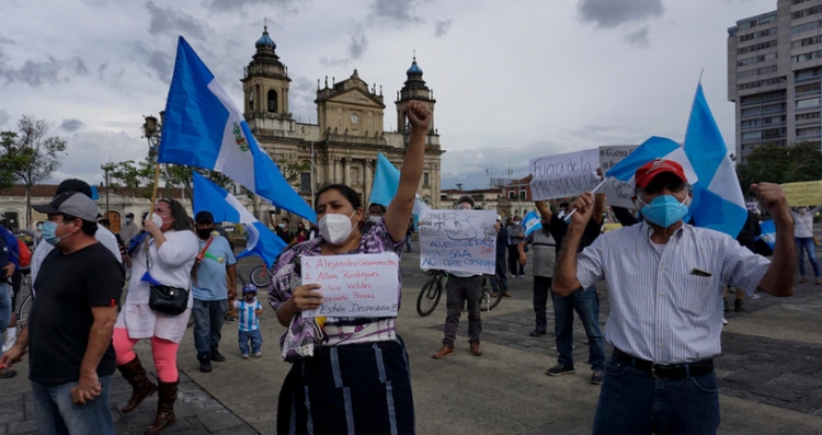 Guatemaltecos piden renuncia del presidente por mal manejo de pandemia