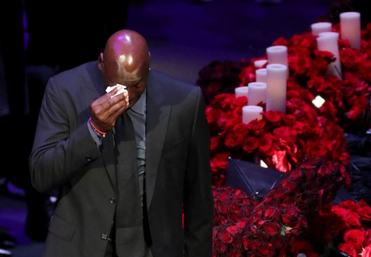 La leyenda de Michael Jordan se rompe en lágrimas durante tributo a Kobe Bryant