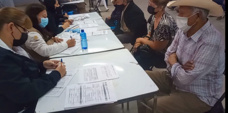Servidores de la Nación piden el INE a adultos mayores en Pericos para ser vacunados