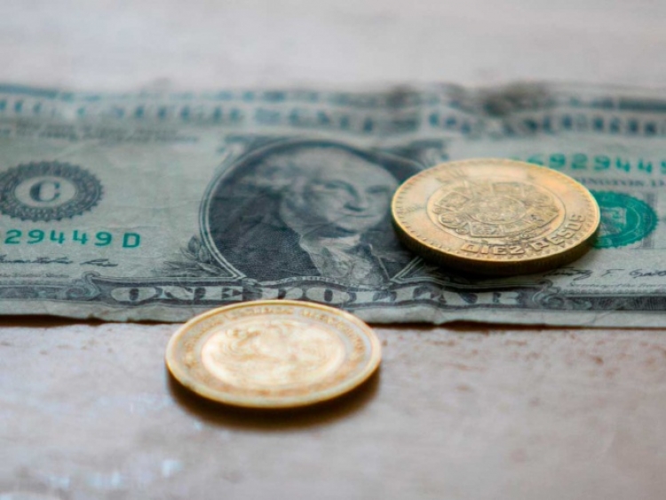 Peso abre operaciones este martes con ganancia de 63 centavos frente al d&oacute;lar