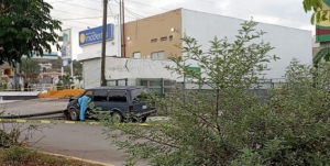 Conductor de una Caravan muere en choque contra un poste, en Mazatl&aacute;n