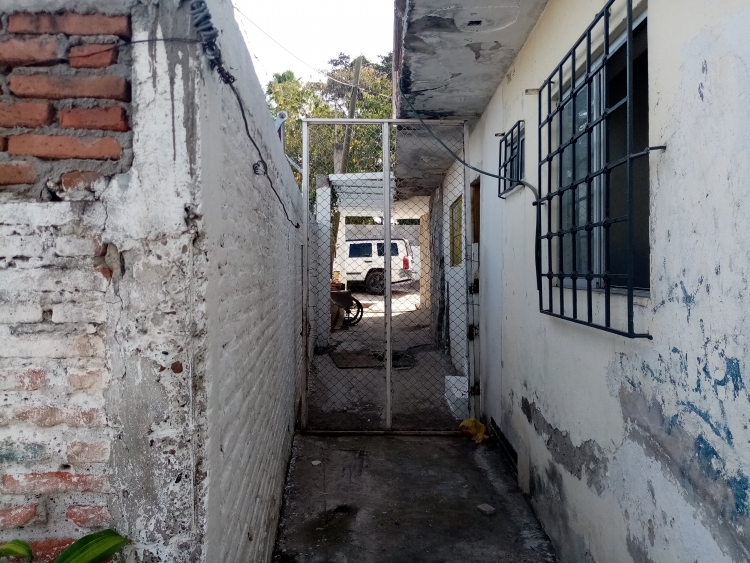 Invasor cierra callej&oacute;n p&uacute;blico en la colonia Benito Ju&aacute;rez