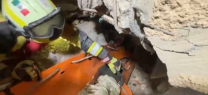 Rescatistas del Ej&eacute;rcito mexicano localizaron con vida a un ni&ntilde;o atrapado entre las ruinas de Venezuela