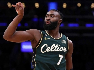 Celtics propinan primer descalabro a Sixers en regreso de la NBA