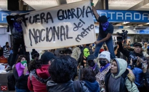 Feministas protestan contra la presencia permanente de la Guardia Nacional en el Metro Bellas Artes