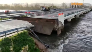 Colapsa la principal Autopista de Portugal tras la ruptura de un dique; la velocidad y la fuerza del agua es anormal