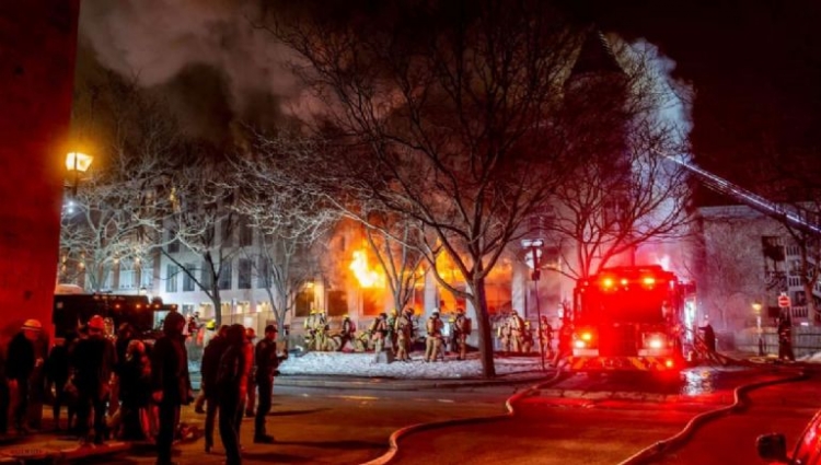 Incendio consume un edificio hist&oacute;rico en el centro de Montreal, Canad&aacute;