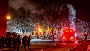 Incendio consume un edificio hist&oacute;rico en el centro de Montreal, Canad&aacute;
