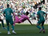 Golazo de chilena del mexicano C&eacute;sar Montes en Espa&ntilde;a