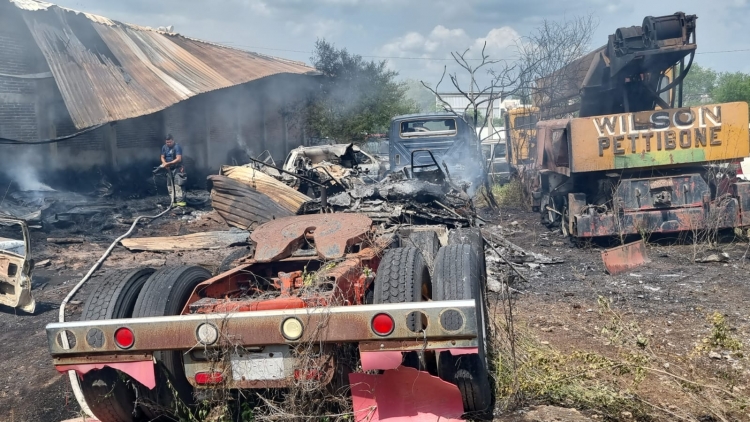 Se incendia bodega con vehículos decomisados por el Gobierno, al oriente de Culiacán
