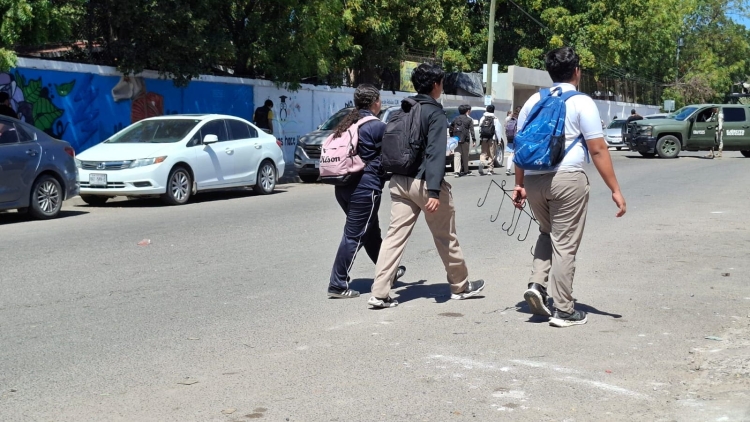 Evac&uacute;an al menos a 400 alumnos de una Secundaria por fuga de gas en El Palmito, en Culiac&aacute;n