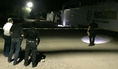 Encuentran asesinado a balazos a un joven junto al port&oacute;n de un negocio de renta de maquinaria 