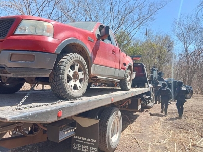 Polic&iacute;a Estatal localiz&oacute; camioneta con una motocicleta y recipientes con precursores qu&iacute;micos, en el poblado de Laguna Dorada