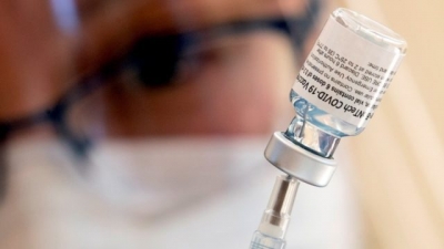 EU autoriza refuerzos de vacunas Moderna y Pfizer, rediseñadas para ómicron