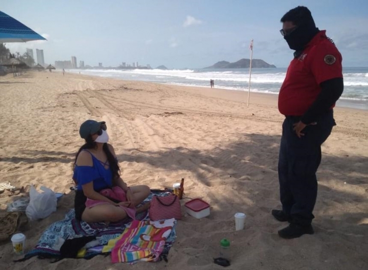 Exhortan a vacacionistas a continuar el uso del cubre bocas