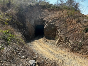 Rescatan al primer minero de la mina Santa Fe en El Rosario, Sinaloa