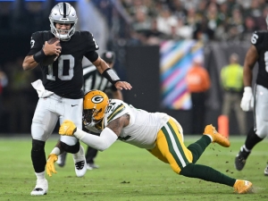 Jimmy Garoppolo se luce en triunfo de Raiders sobre Green Bay