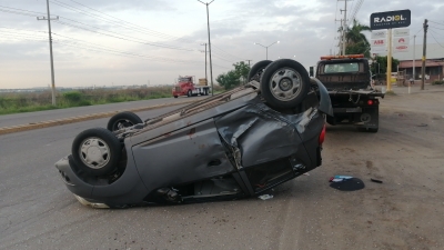 Conductor sufre espectacular volcadura y &iexcl;vive para contarlo!, en Culiac&aacute;n