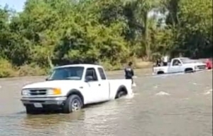 Una familia qued&oacute; varada al intentar cruzar el r&iacute;o Humaya