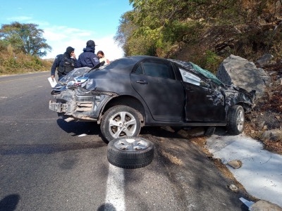 Vecina de Juan José Ríos resulta herida en volcadura carretera al llegar a Culiacán